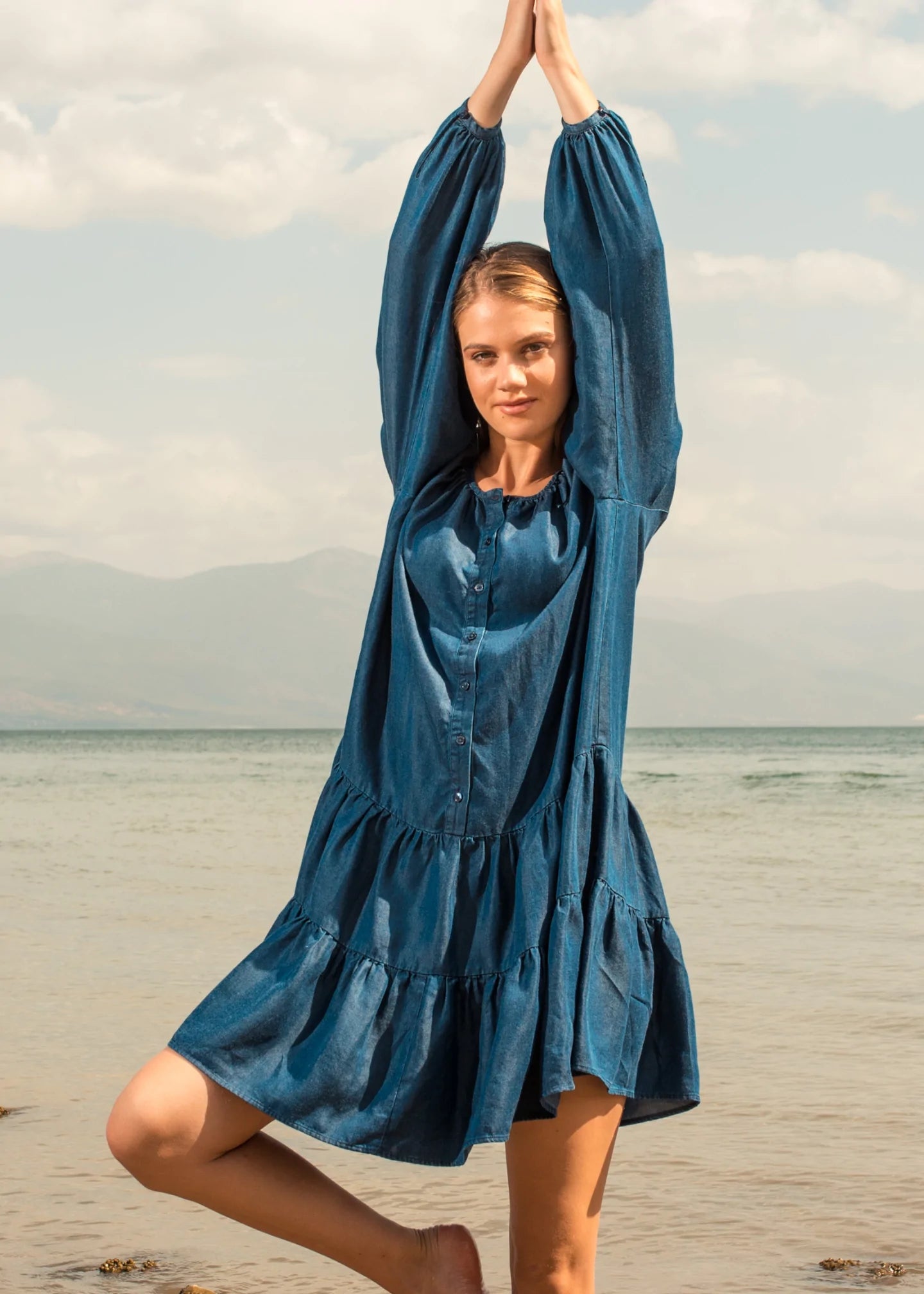 Фустан од чист лен со копчиња од бисер