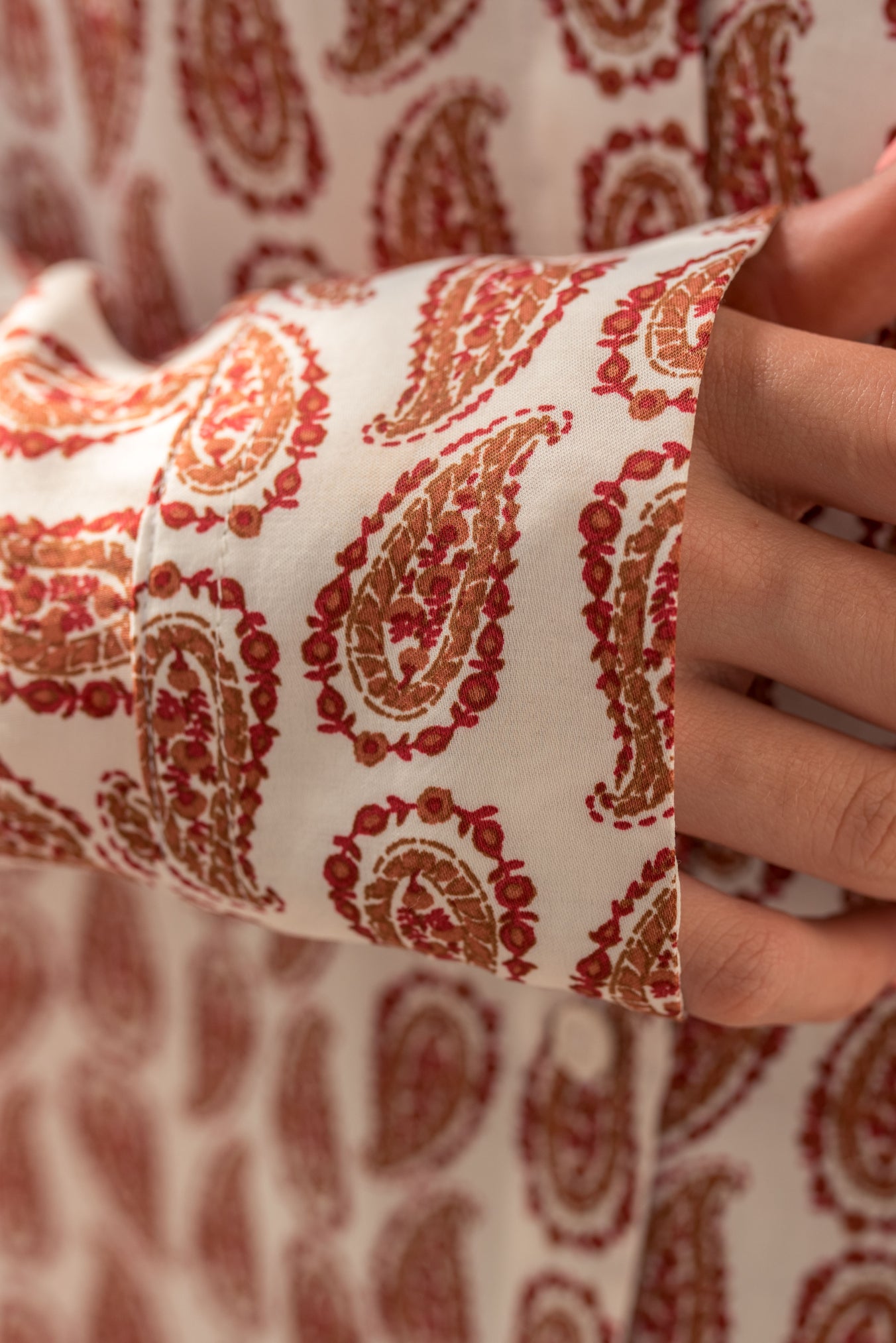 Деловна кошула со свиленкаста текстура