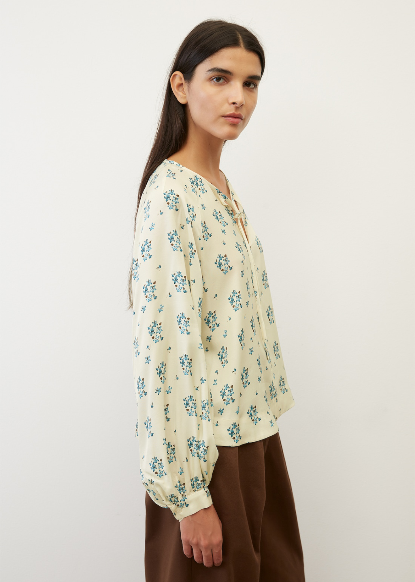 Блуза со волуминозни ракави изработени од LENZING™ ECOVERO™