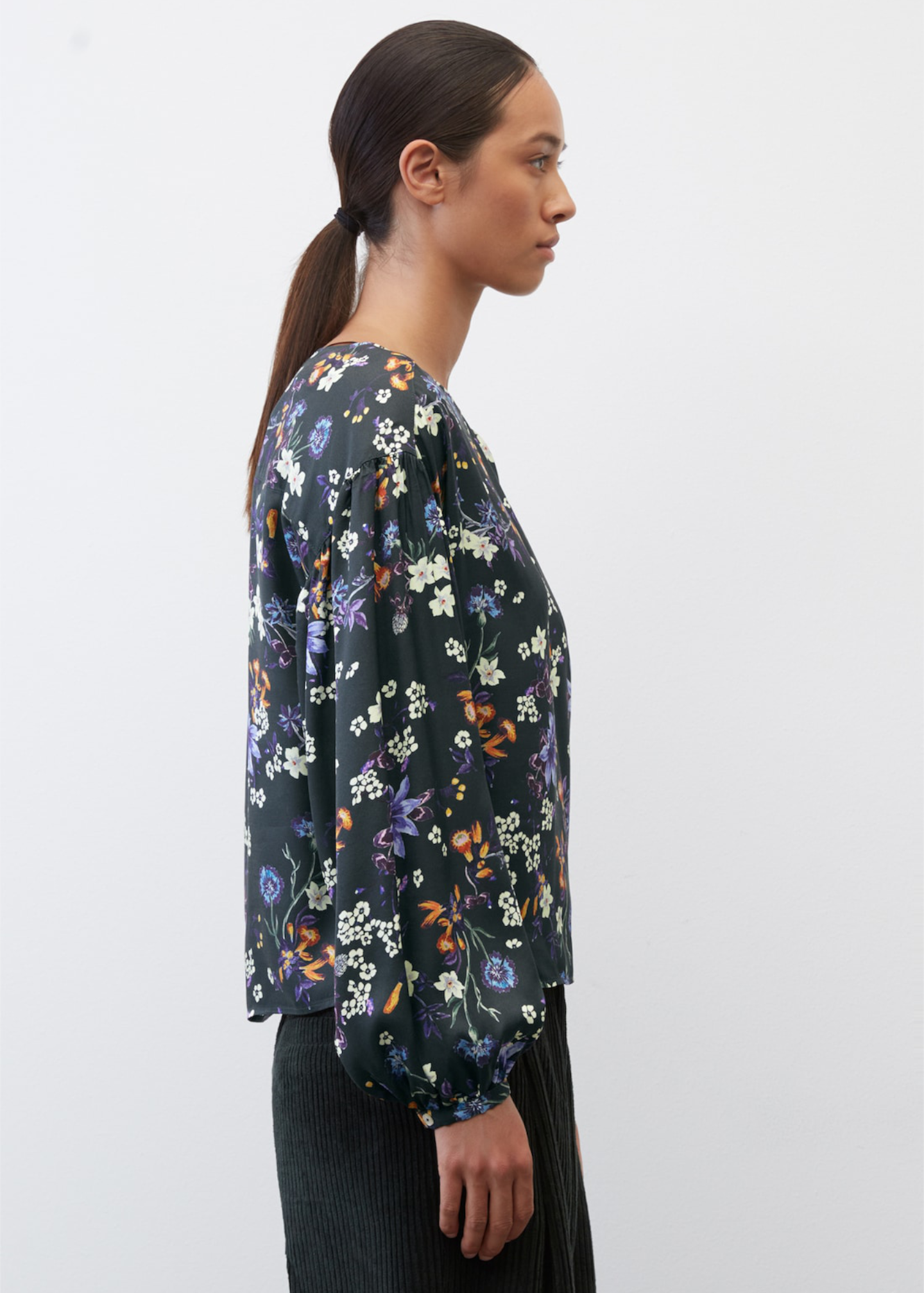 Блуза со волуминозни ракави во cropped fit изработена од LENZING™ ECOVERO™