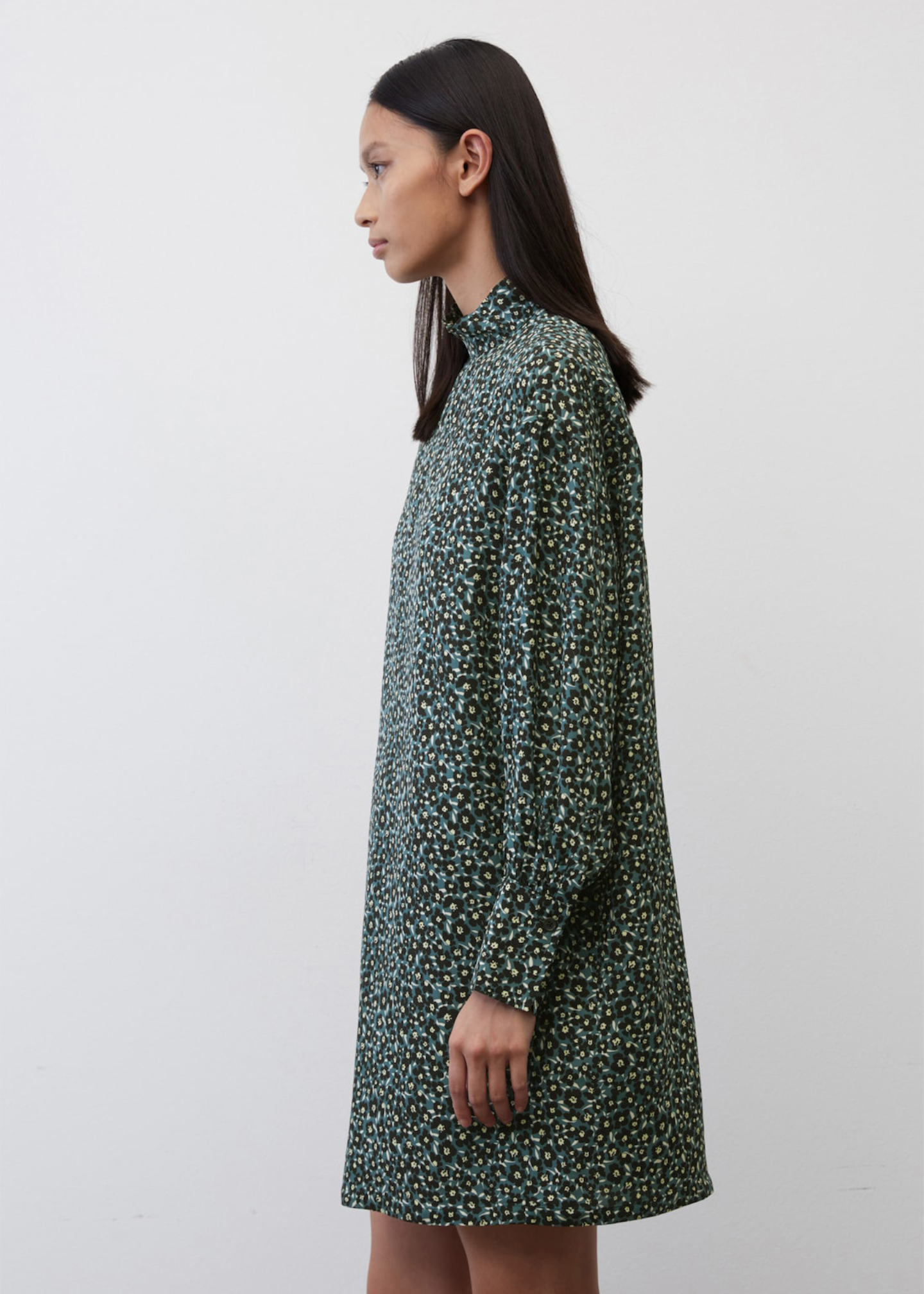 Мини фустан со јака и волуминозни ракави изработени од LENZING™ ECOVERO™