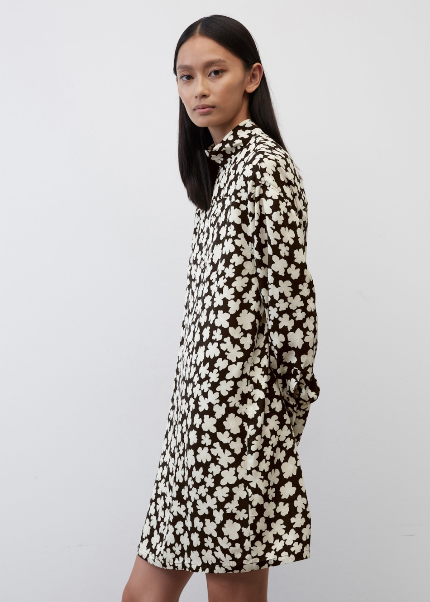 Мини фустан со јака и волуминозни ракави изработени од LENZING™ ECOVERO™