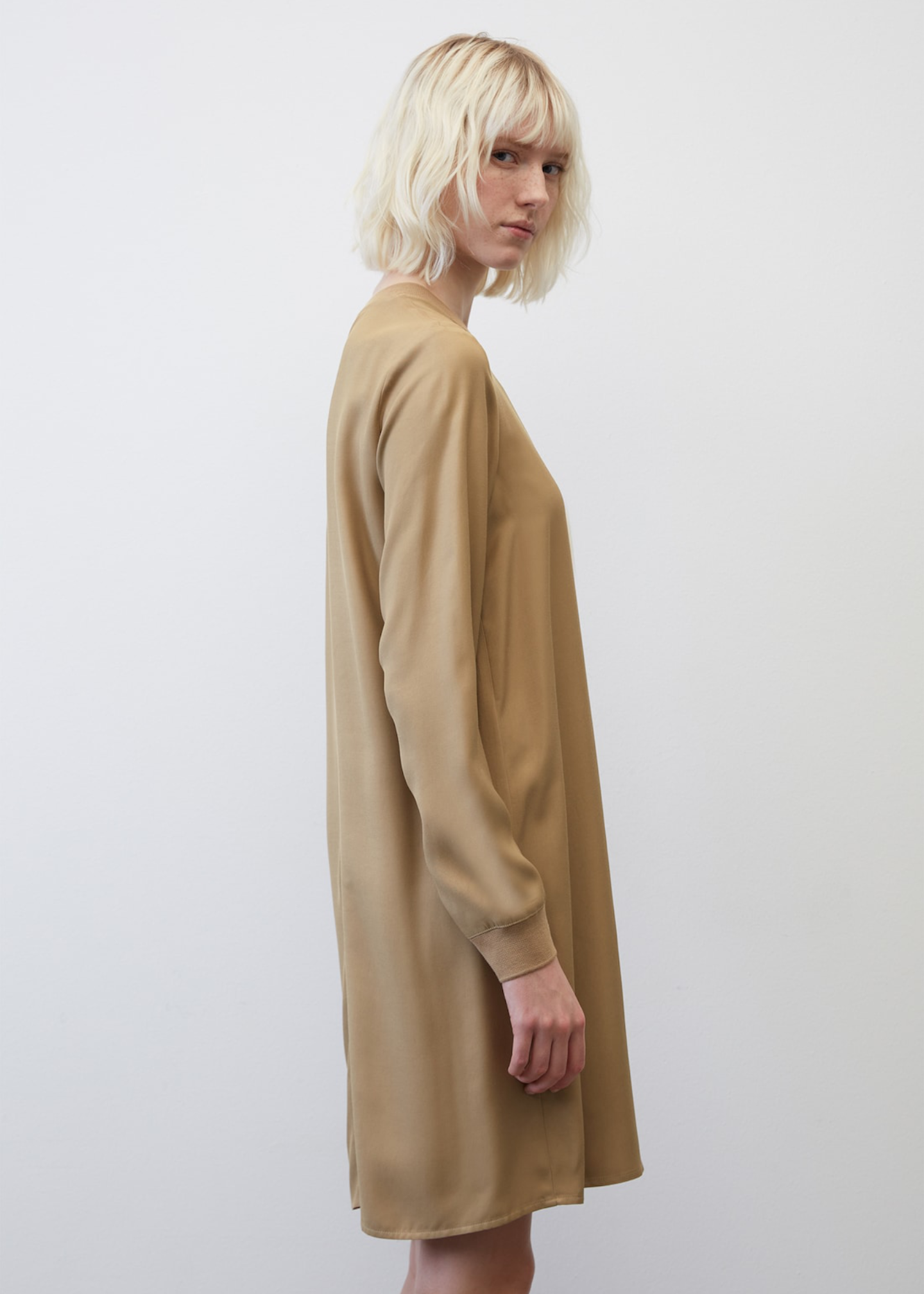 Краток фустан од чиста вискоза