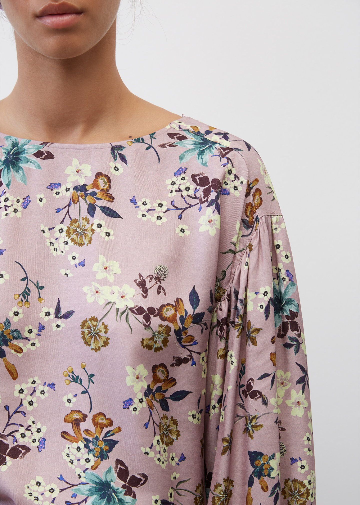 Блуза со волуминозни ракави во cropped fit изработена од LENZING™ ECOVERO™