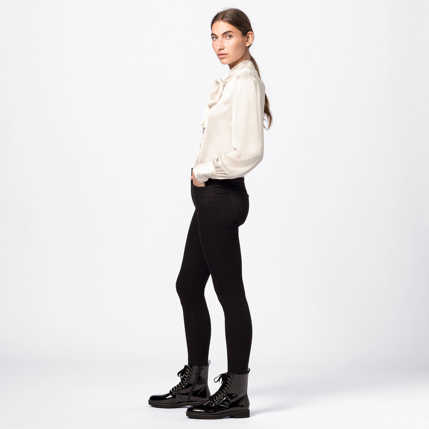 Блуза со машна од сатен