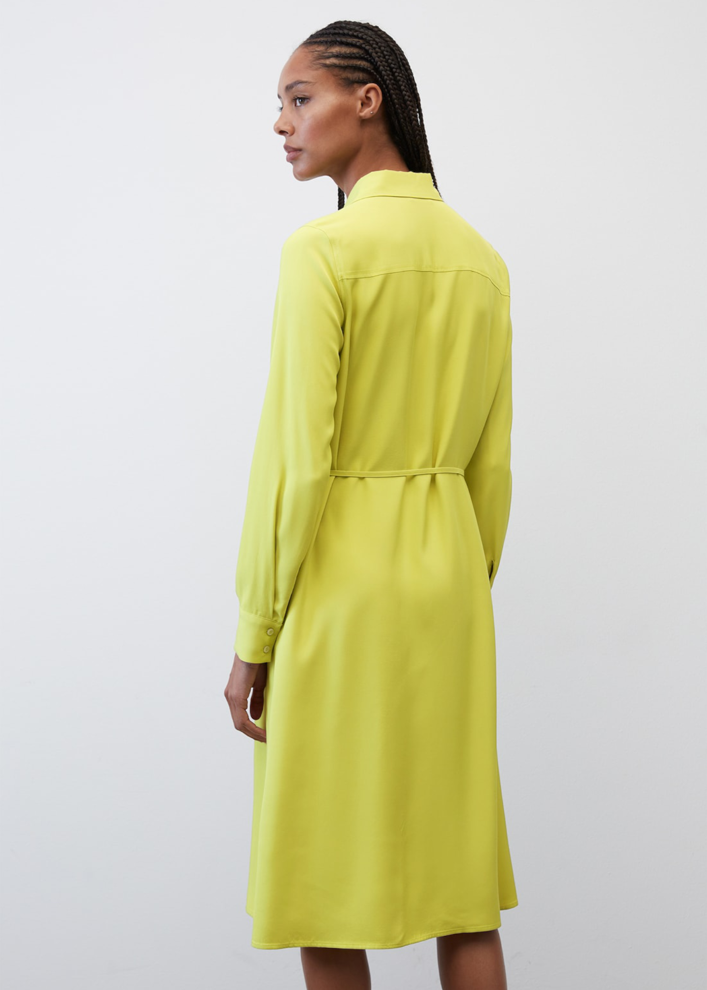 Фустан кошула во средна должина изработен од вискоза