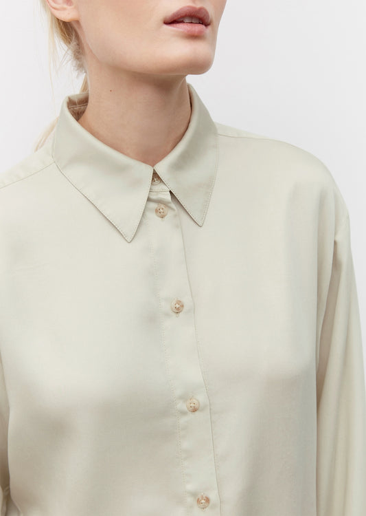 Lyocell блуза изработена од фина сатенска ткаенина