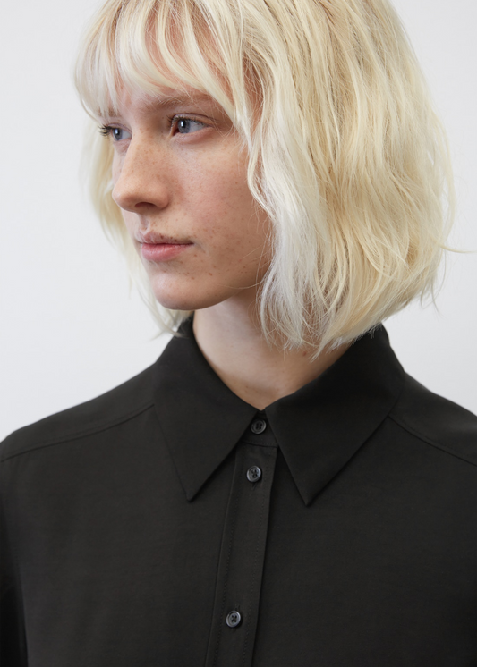 Фустан кошула во средна должина изработен од вискоза