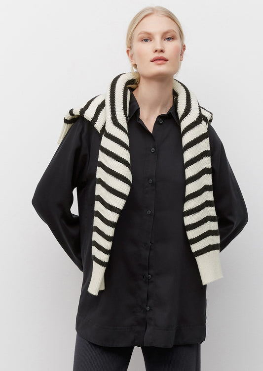 Lyocell блуза изработена од фина сатенска ткаенина