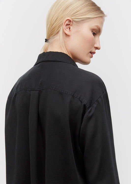 Lyocell блуза изработена од фина сатенска ткаенина