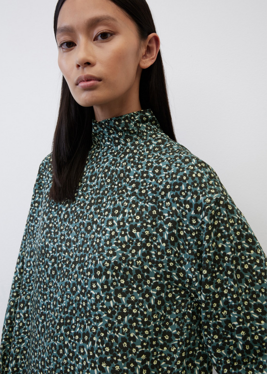 Мини фустан со јака и волуминозни ракави изработени од LENZING™ ECOVERO™