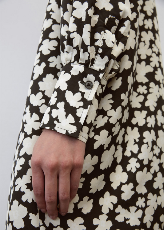 Мини фустан со јака и волуминозни ракави изработени од LENZING™ ECOVERO™