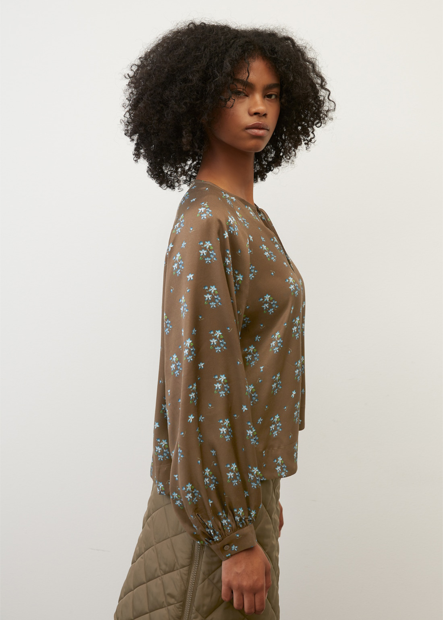 Блуза со волуминозни ракави изработени од LENZING™ ECOVERO™
