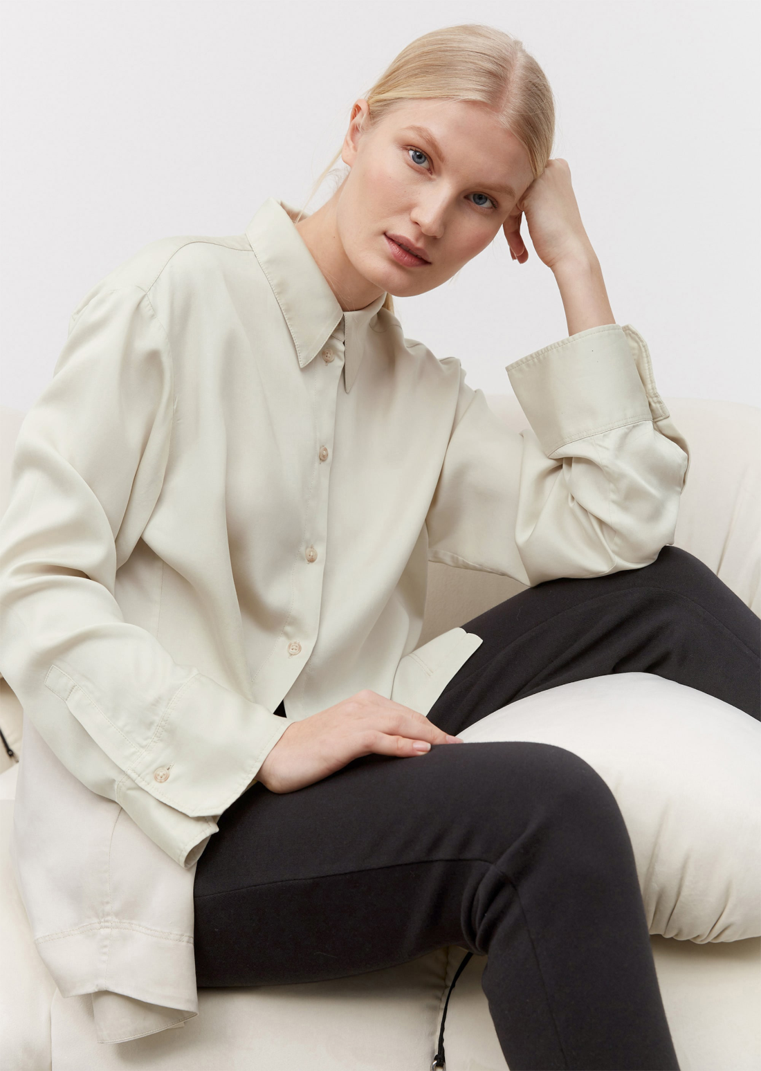 Lyocell блуза изработена од фина сатенска ткаенина