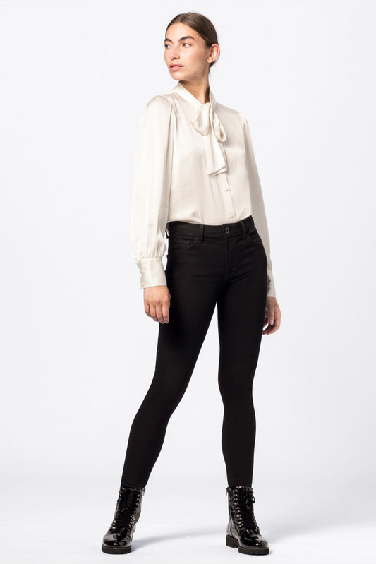 Блуза со машна од сатен